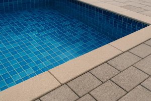 ПЛИТКА ДЛЯ БАССЕЙНА: КЛЮЧЕВЫЕ ТРЕБОВАНИЯ, ОСОБЕННОСТИ ВЫБОРА И ХАРАКТЕРИСТИКИ МАТЕРИАЛОВ ОТ AQUAVIVA И SERTEKPOOL