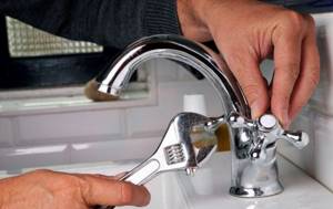 Почему шумит кран при включении воды на кухне или ванной – рассмотрим .