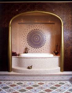 Ажурная перегородка и красивая мозаика в ванной комнате фото