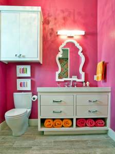 Бело-розовая ванная комната в стиле шебби-шик