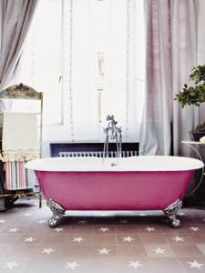 Бело-розовая ванная в стиле шебби-шик