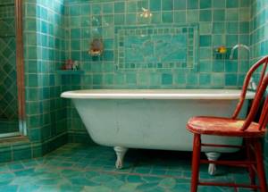 Бирюзовая напольная плитка в ванной ретро-стиля