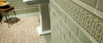 Декоративная вставка из керамики на стене ванной комнаты
