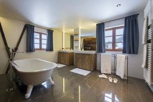 Дизайн интерьера ванной в загородном доме в стиле Шале