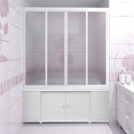 Дизайн светлой ванной комнаты с пластиковыми шторами