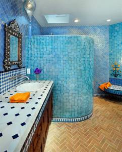 Голубая мелкая плитка в оформлении стен ванной комнаты фото