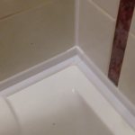 идея использования герметизации в ванной в ремонте комнаты