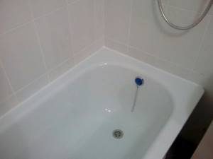 идея применения герметизации в ванной в отделке комнаты