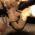 Как открутить чугунный слив в ванной?