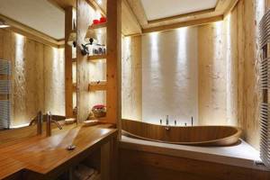 Комната с деревянной ванной