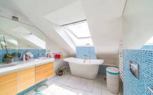 Морская тематика характерна голубыми оттенками, аксессуарами с ракушками или якорями