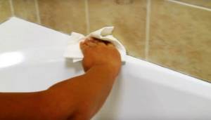 очистить стык между ванной и стеной