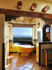 Оформленная в испанском стиле ванная комната