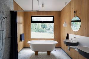Ограниченная в большом пространстве ванная комната создает теплый и особый комфорт