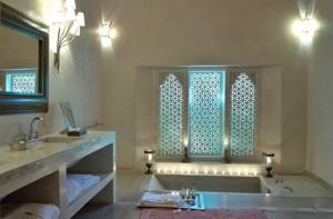 Окна в ванной в стиле марокко