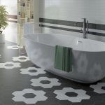 Плитка в форме сто на полу просторной ванной комнаты