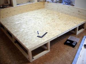 Подиум из брусков и фанеры под ванну