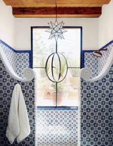 синяя марокканская плитка в оформлении ванной фото