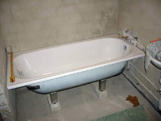 Стальная ванна на подпорках