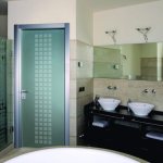 Стеклянные двери для ванной - сравниваем с туалетом