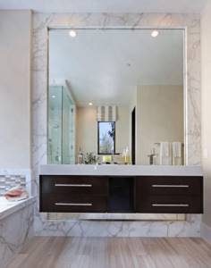 Увеличение ванной с помощью зеркала