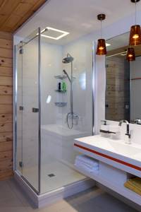 Ванная с душевой кабиной - дизайн интерьера фото
