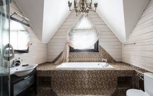 Ванну на мансарде можно устроить даже при многоскатной крыше